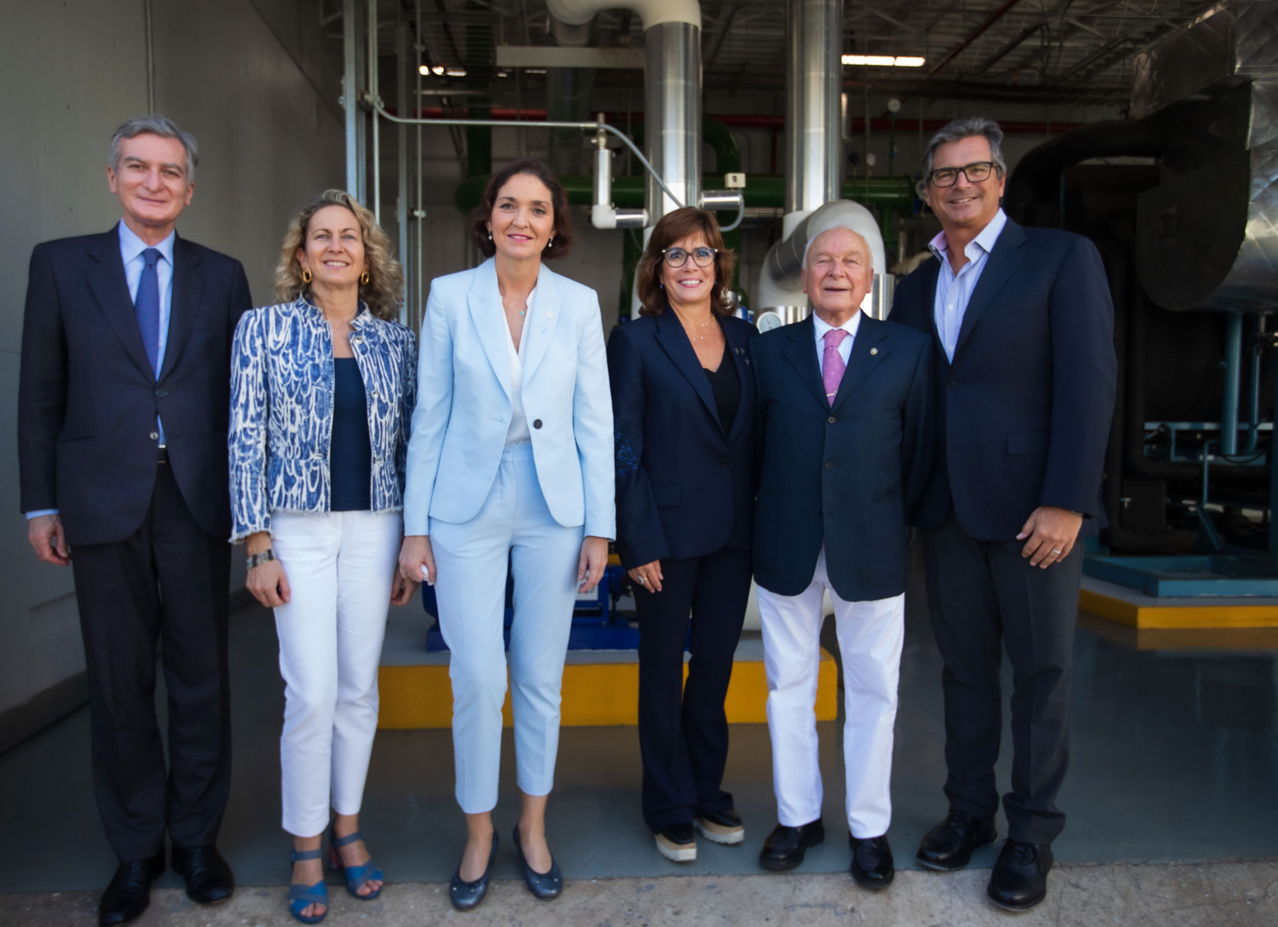 La ministra Reyes Maroto visita una de las cuatro plantas de energía de alta eficiencia de SAMPOL en Puerto Rico