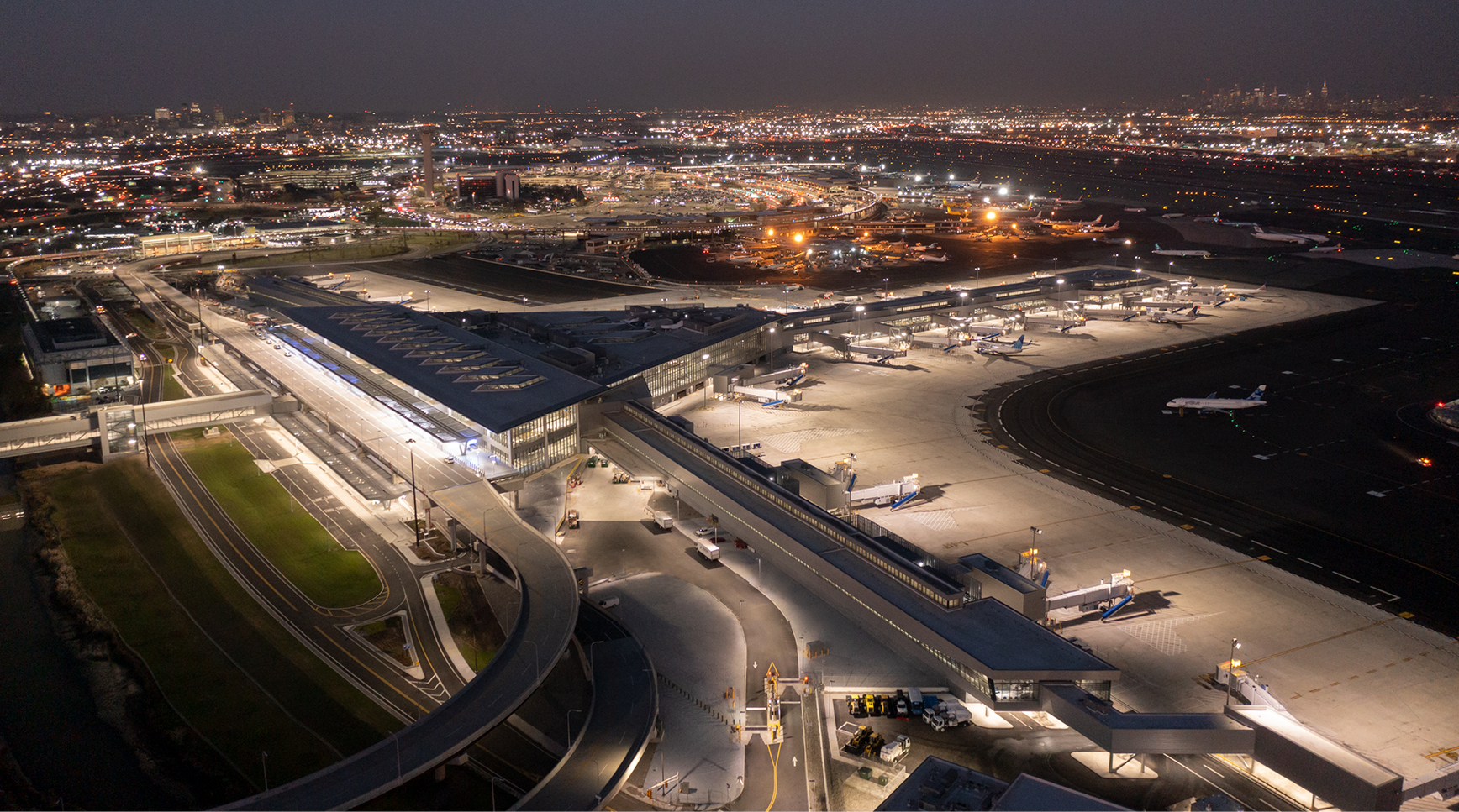 El aeropuerto de Newark, líder en sostenibilidad con la instalación del vidrio fotovoltaico de onyx solar
