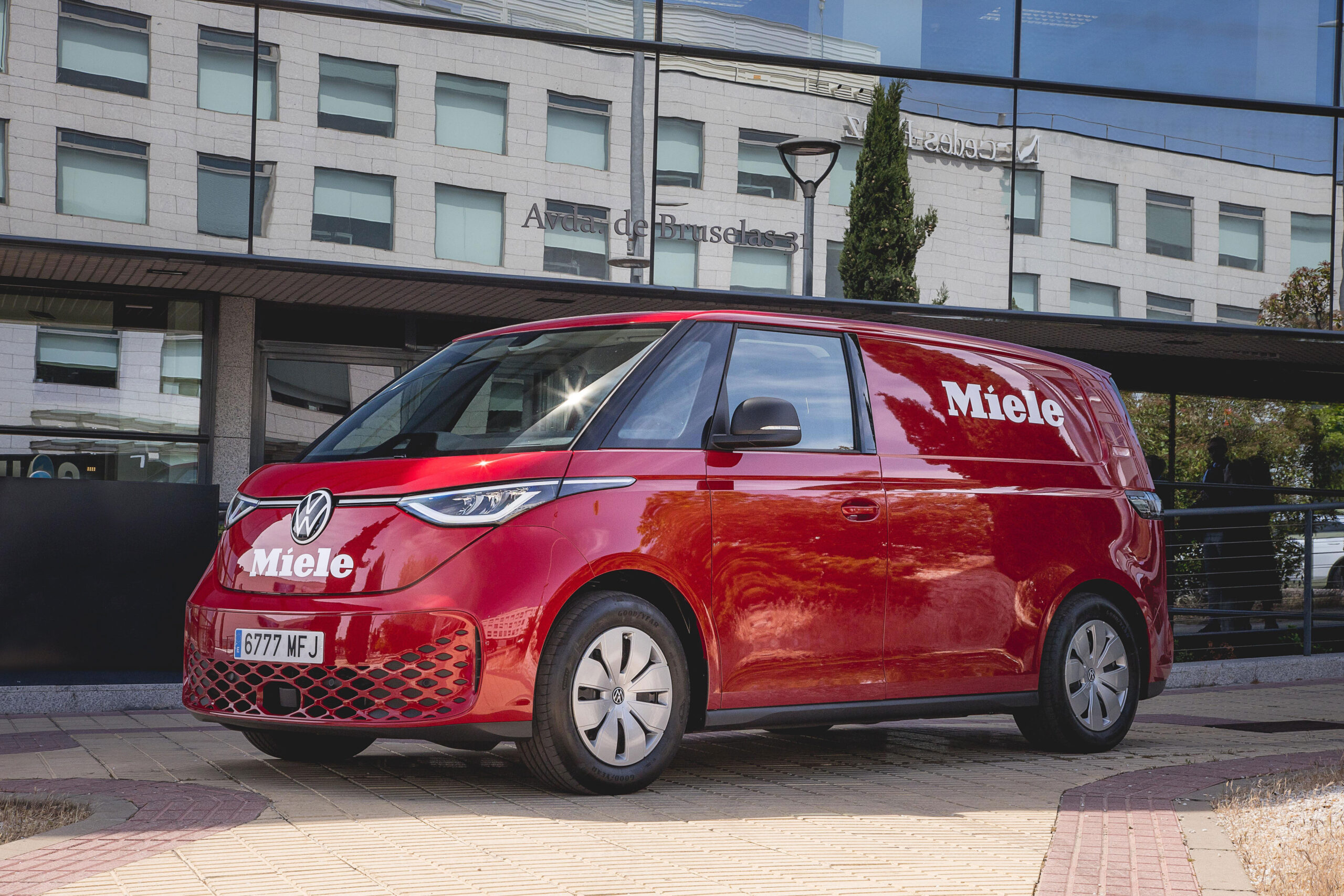 Miele España apuesta por la electromovilidad con su nueva furgoneta ID Buzz Cargo de Volkswagen